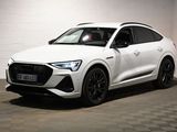 Le SUV Audi e-TRC est garé dans un garage