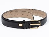un gros plan d'une ceinture noire sur fond blanc