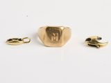 un gros plan sur une bague en or et deux autres bagues