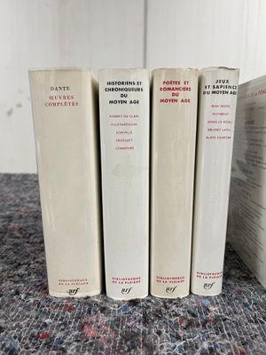 trois livres posés sur une table l'un à côté de l'autre