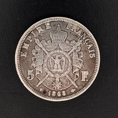 Gros plan sur une pièce d'argent ornée d'une couronne