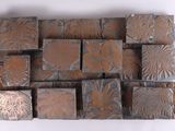 de nombreux blocs métalliques de formes variées sur une surface blanche