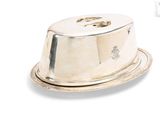 un plat en argent avec un couvercle, sur fond blanc