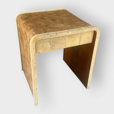 une image d'une petite table en bois sur fond blanc
