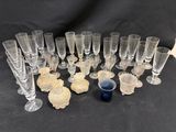 beaucoup de verres à vin et de tasses sur la table