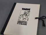 un livre blanc surmonté d'un ruban noir