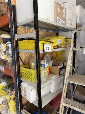 une étagère remplie de denrées alimentaires et de fournitures dans un entrepôt