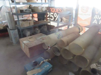 de nombreux rouleaux de papier sur les étagères du magasin