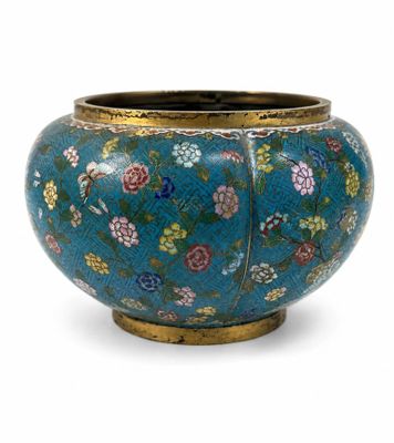 un vase bleu avec des fleurs sur un fond blanc