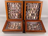 deux vitrines en bois remplies de roches et de pierres diverses
