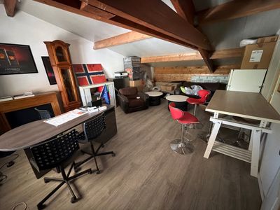 une pièce équipée d'une table, de chaises et d'une cheminée