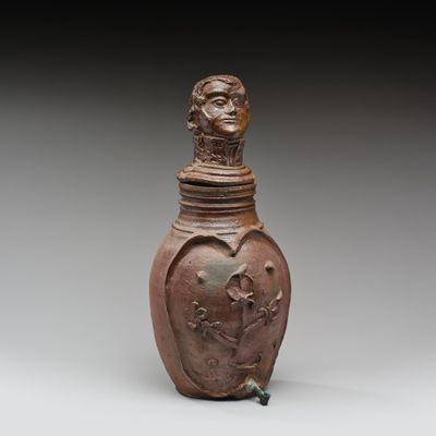 une image représentant un vase marron orné d'un visage