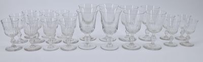 de nombreux verres à vin vides alignés sur la table