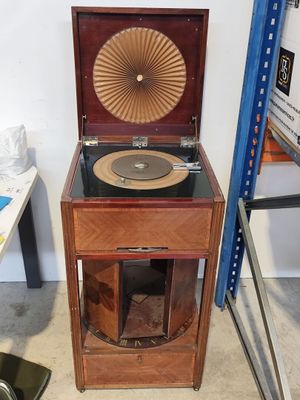 un vieux tourne-disque posé sur une table en bois