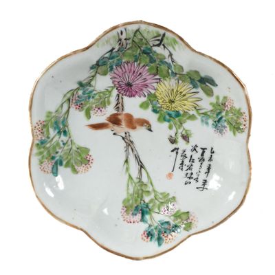 CHINE COUPE sur talon en porcelaine émaillé polychrome à déc…