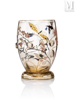 un vase en verre orné d'un motif représentant un oiseau et des fleurs