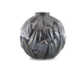 un vase en argent orné d'une fleur sur fond blanc