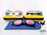 deux paires de lunettes de soleil et un étui posés sur une table