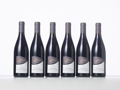 six bouteilles de vin rouge alignées