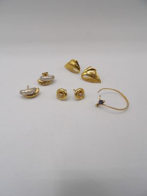 trois paires de boucles d'oreilles en or et une paire de boucles d'oreilles