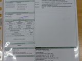 une photo d'un ticket de caisse posé sur une table, avec un stylo à côté