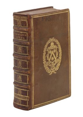 un vieux livre orné d'un emblème doré sur la couverture