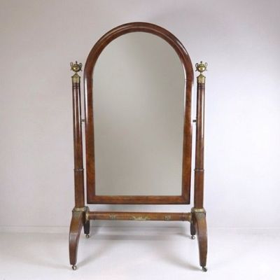 Miroir psyché en acajou ; garniture de bronzes dorés.