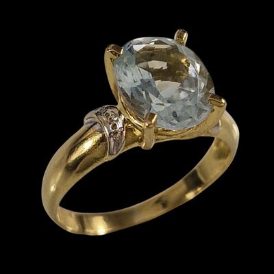 une image d'une bague avec une pierre en topaze bleue