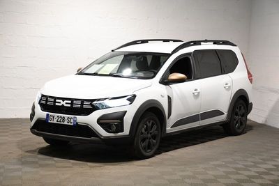 la voiture blanche est garée dans une pièce blanche avec un sol à carreaux