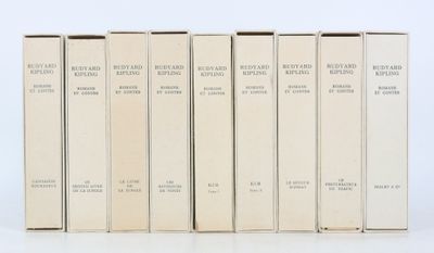 six livres sont alignés sur une surface blanche