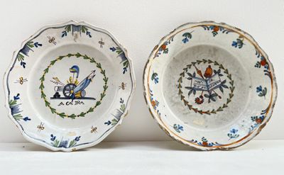 paire d'assiettes bleues et blanches avec oiseaux et fleurs