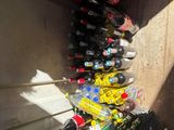 Des bouteilles de bière sont empilées les unes sur les autres contre le mur d'un immeuble