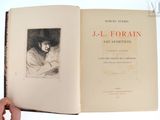quelqu'un tient un livre sur lequel figure le dessin d'un homme coiffé d'un chapeau