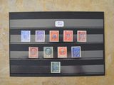 une photo d'une photo d'une collection de timbres exposée