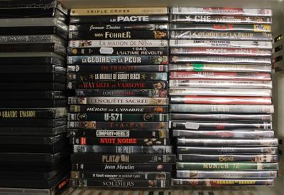 une pile de DVD empilés sur une étagère dans un magasin