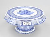un plat à gâteau ancien bleu et blanc orné d'un motif floral