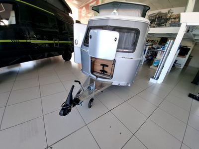 une photo d'une caravane garée dans un showroom