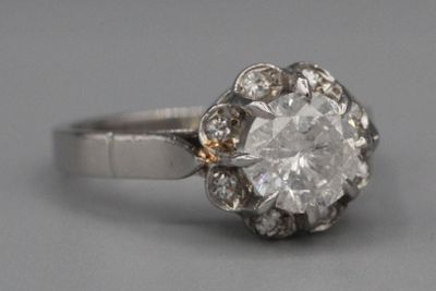 gros plan d'une bague en diamant sur une surface grise