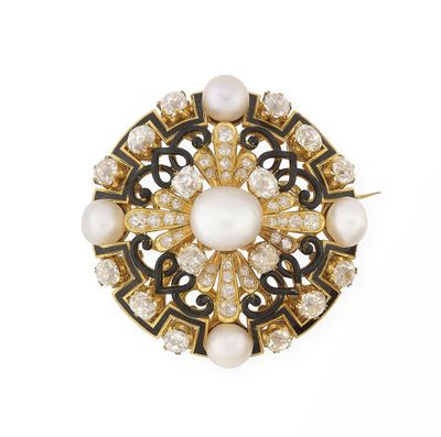 un gros plan sur une broche ornée de perles et de diamants