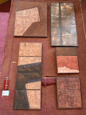 de nombreux types de tuiles différents sur la table