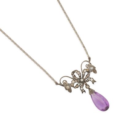 gros plan d'un collier sur fond blanc