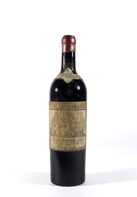 une bouteille de vin posée sur une table