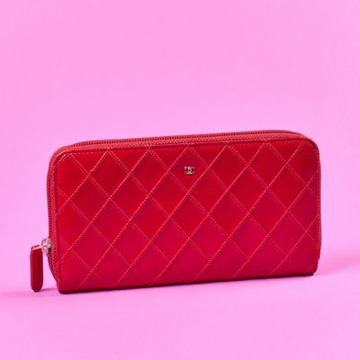 le sac à main matelassé rouge se détache sur un fond rose