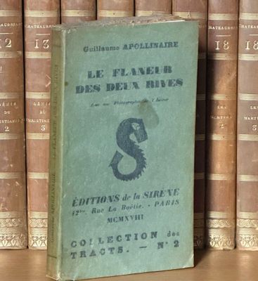 un livre posé sur une étagère, devant une pile de livres