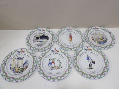 six assiettes à motifs différents posées sur une table