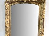 un miroir accroché au mur au-dessus d'un lavabo