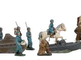plusieurs figurines représentant des hommes en uniforme bleu à cheval et un bateau