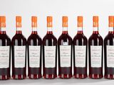 six bouteilles de vin rouge sont alignées