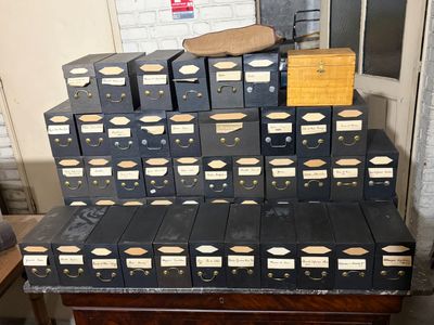 un grand nombre de boîtes empilées les unes sur les autres