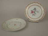 deux assiettes ornées de fleurs sont posées l'une à côté de l'autre